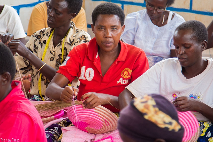 Burundian refugee women in Mahama camp make handcraft. (Faustin Niyigena)