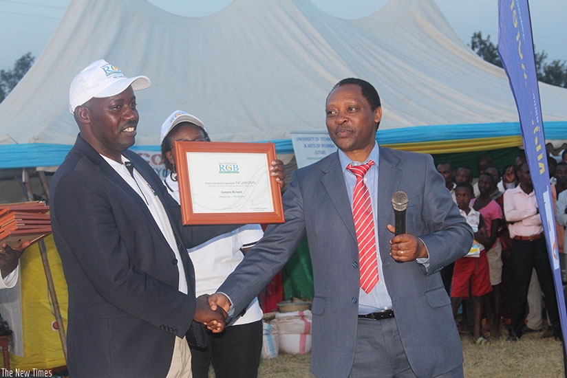 Mayor Gasana receives the RGB award for good service delivery in his district. K. Rwamapera.