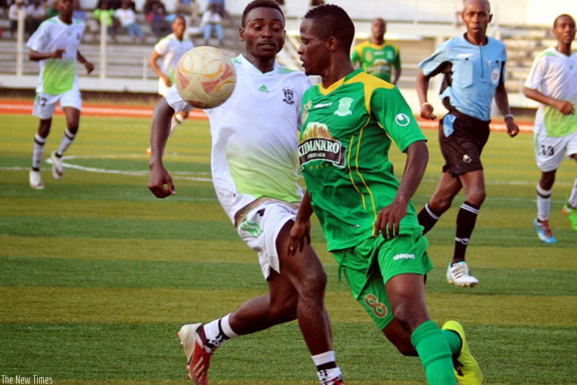 Amavubi skipper Haruna Niyonzima (R), seen here in action for Young Africans, is reportedly close to joining Simba FC. Net photo.