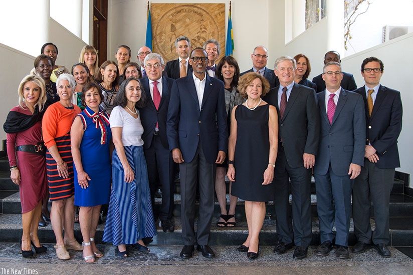 President Kagame in a group photo with the delegation of American Jewish Committee, who were in the country on four-day visit. (Village Urugwiro)