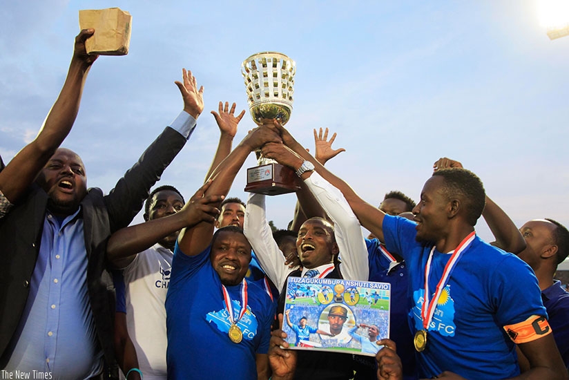 Masudi (C) lifts the 2016-17 league title in celebration on Saturday. Minutes later, he announced his resignation as Rayon Sports head coach. Sam Ngendahimana.