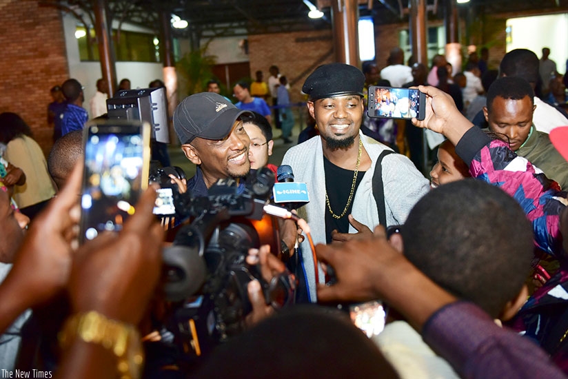 The Rurashonga star is received at Kigali International Airport by a huge crowd of excited fans and family members on Wednesday night. (Photo by Plaisir Muzogeye)