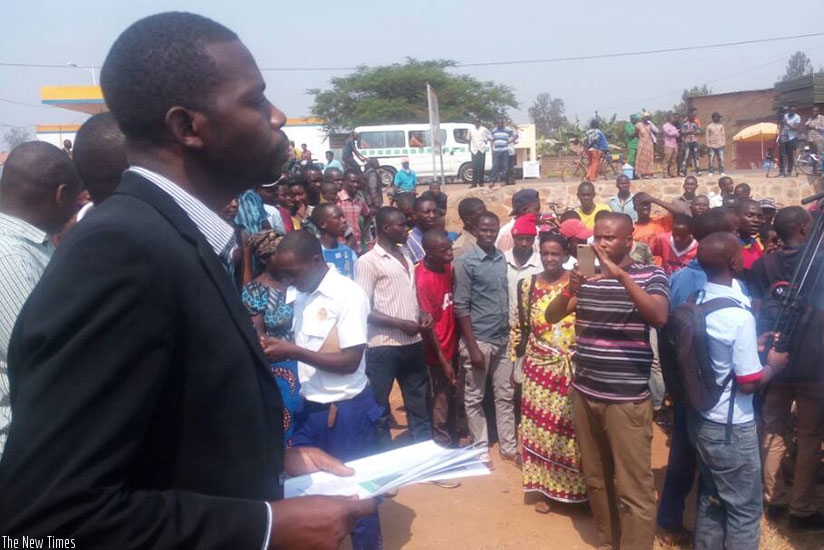 Mpayimana presents his manifesto to residents of Nyamata. James Habimana.