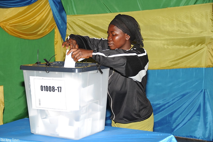 A resident of Kiyovu suburb in Kigali casts a vote in 2010. File.