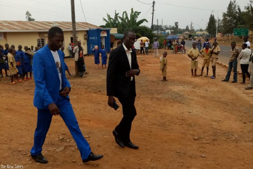 Candidate Mpayimana arrives in Nyamasheke District for a rally.  James Habimana.