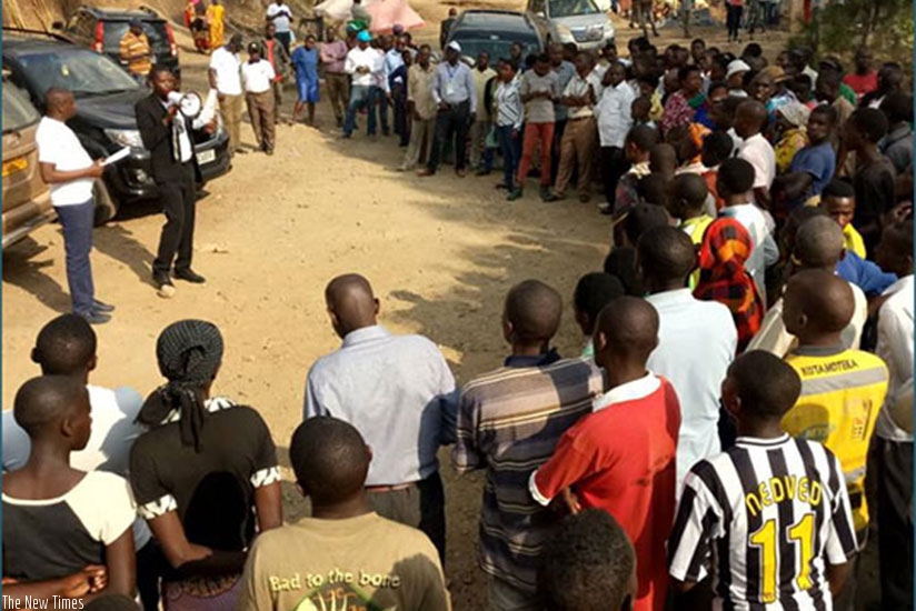 Mpayimana campaigns in Rubengera Sector in Karongi District yesterday. James Habimana.