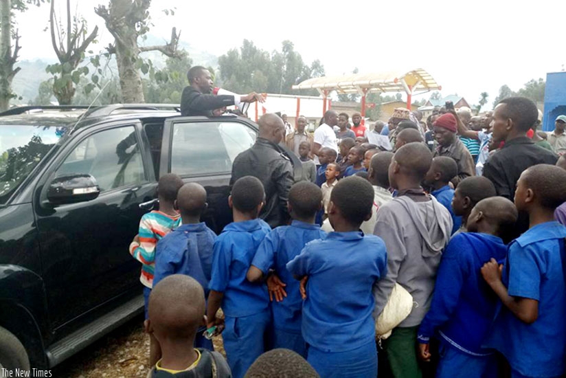 Candidate Mpayimana campaigns in Mukamira Sector, Nyabihu District, yesterday. James Habimana.