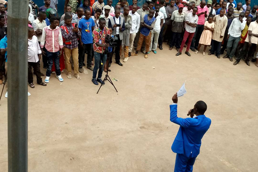 Mpayimana campaigns in Kicukiro District yesterday. / James Habimana