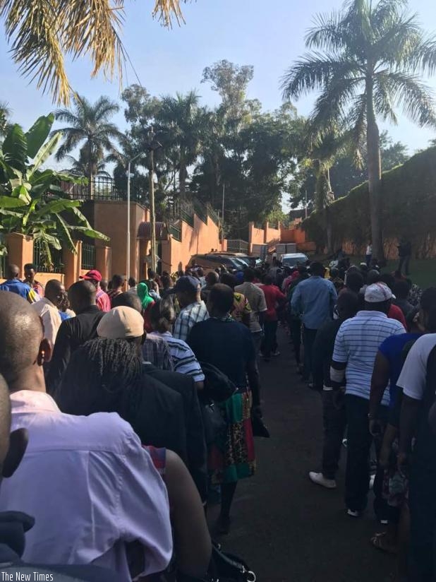 A long queue of voters at the Rwandan High Commission in Uganda (Courtesy)
