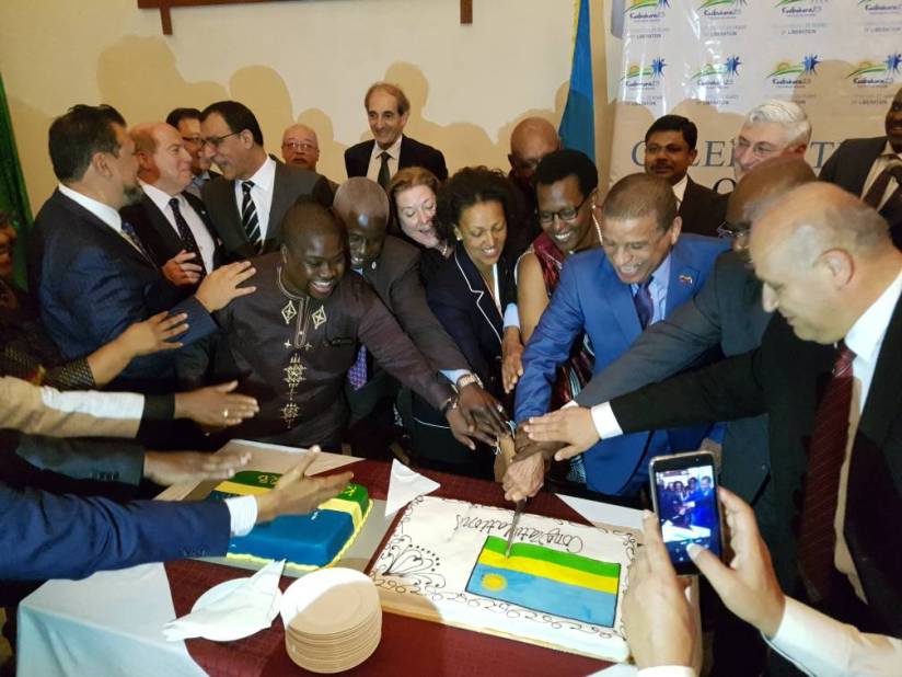 Ambassadors cutting the celebration cake. / Courtesy