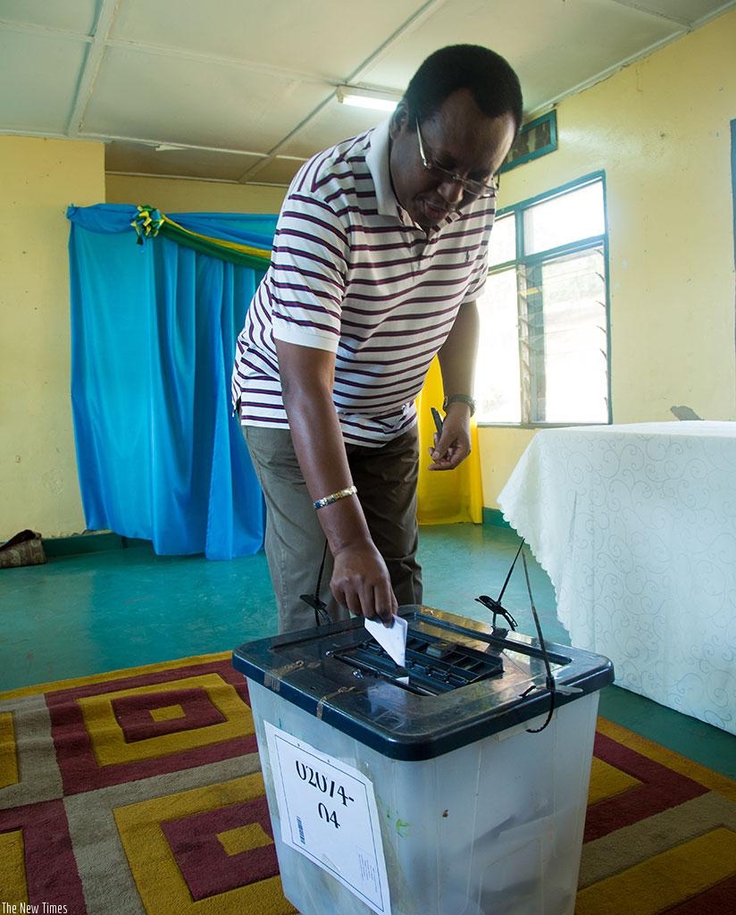 A voter casts his vote in Nyarutarama on Friday. Timothy Kisambira. 