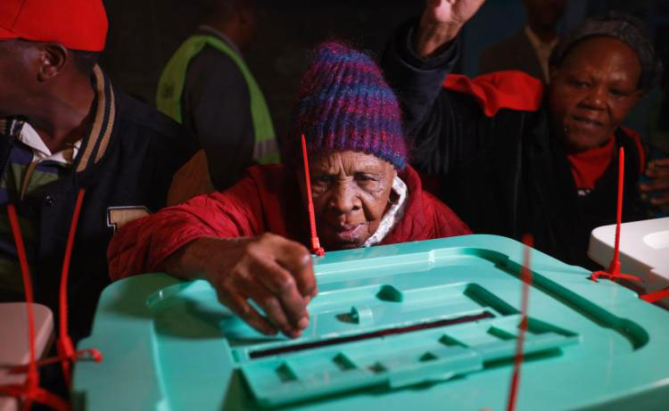 Lydia Gathoni Kiingati, 102, casts her vote just after dawn at a polling station in Gatundu, north of Nairobi, Kenya, Tuesday. / Internet photo