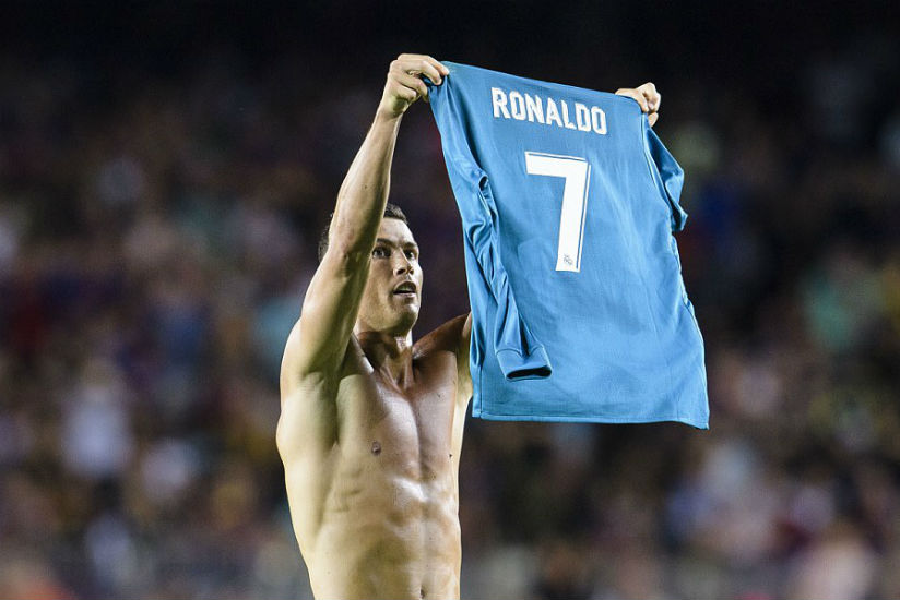 Cristiano Ronaldo celebrates scoring for Real Madrid by taking his shirt off and displaying it to the Nou Camp support. / Internet photo