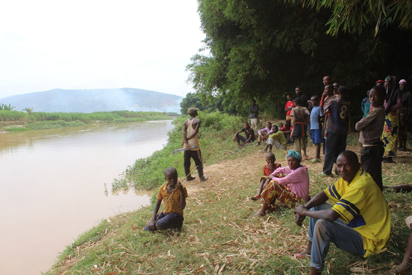 Dwellers at the site at Nyabarongo river where they fetch water. / Michel Nkurunziza
