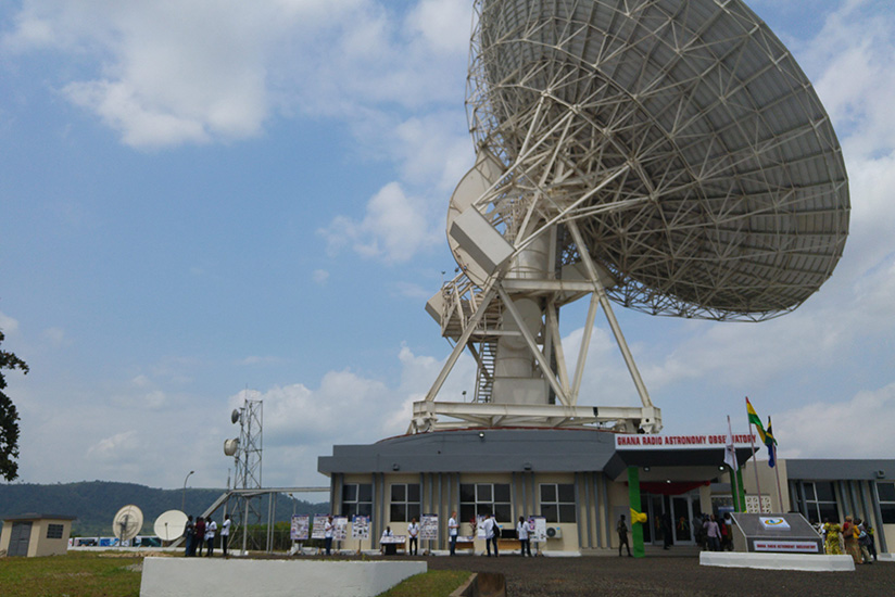 A 32-meter wide telescope atop the Ghana radio astronomy observatory in Kuntunse. / Internet photo