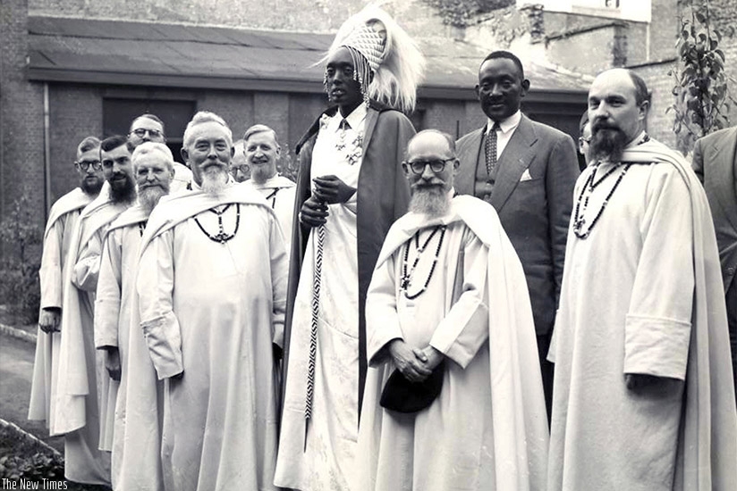 King Mutara III Rudahigwa with Belgian missionaries. Net photo.