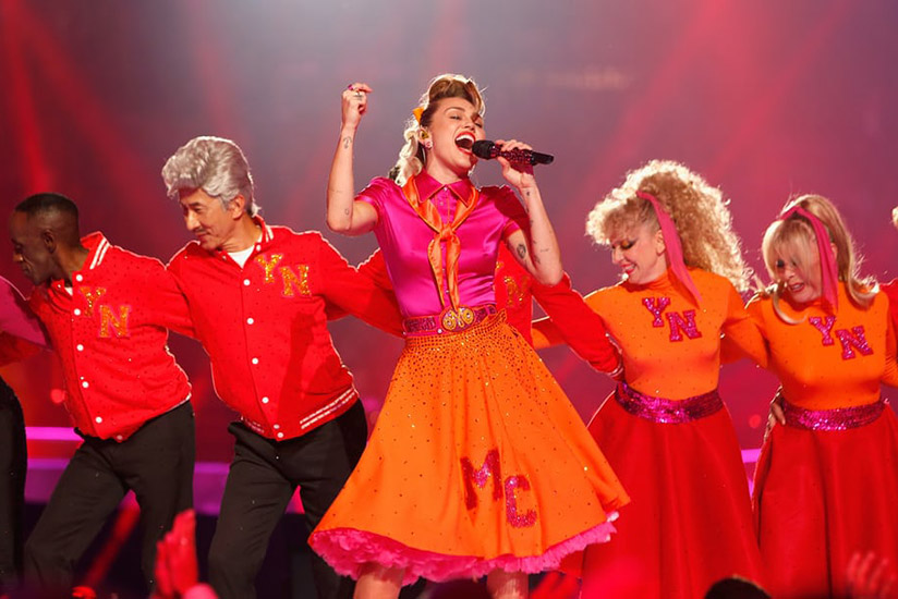 Miley Cyrus performs Younger Now dressed as a Pink Lady. / Internet photo