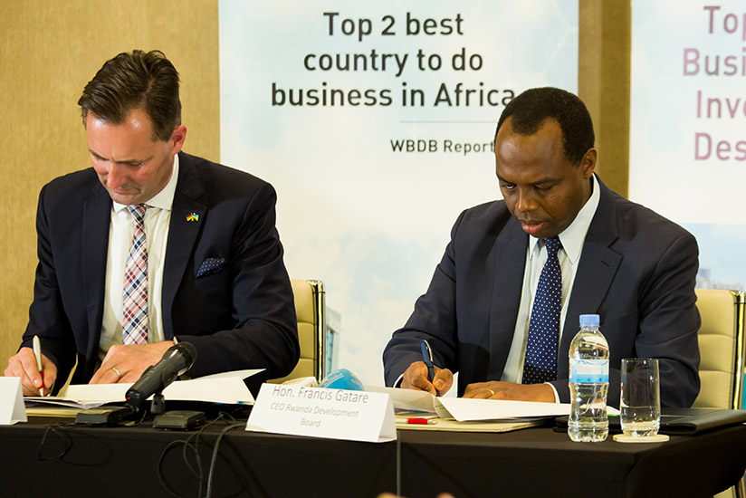 Thomas Schafer, the Chief Executive Officer of Volkswagen South Africa (L) sign a memorandum of Understanding with former RDB Chief Executive Officer, Francis Gatare in December 2016. (File)