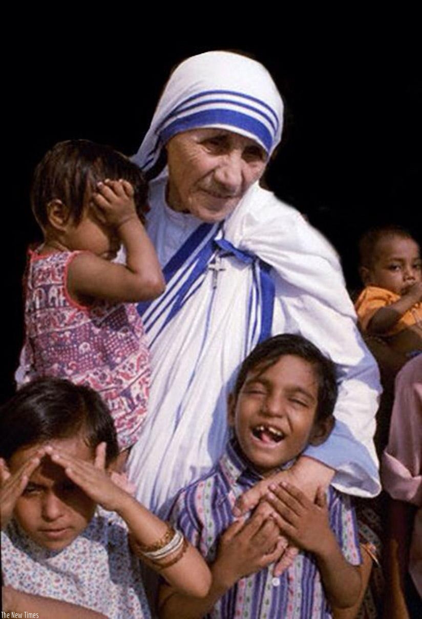 Mother Teresa with some of the children she sacrificed to look after. Children should love others unconditionally. / Net photo.