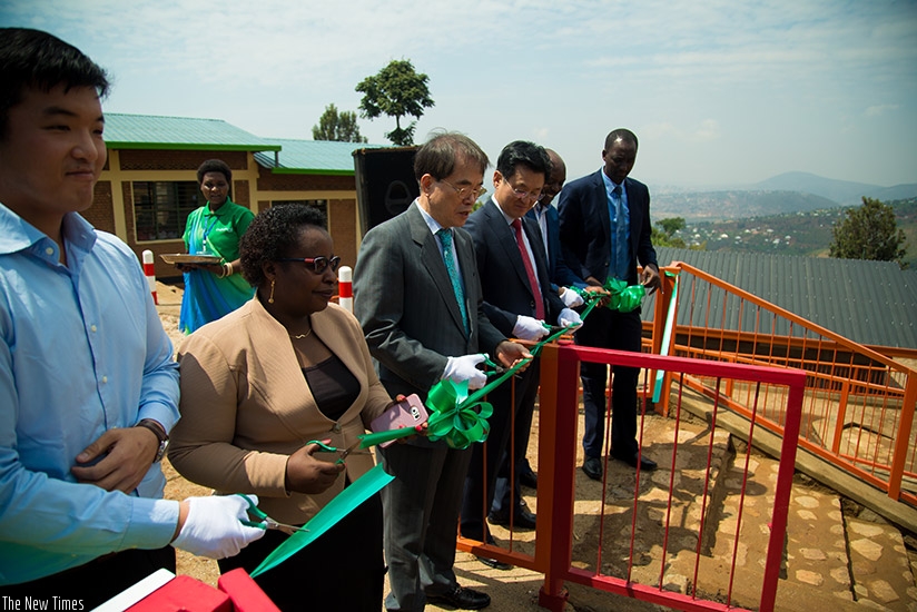 Guest cut the ribbon for opening ceremony