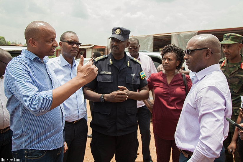 Mugisha (L) speaks to Mayor Nyamulinda during the operation yesterday. (Photos by Nadege Imbabazi)