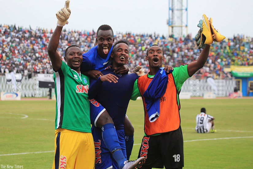 Rayon Sports' captain Eric 'Bakame' Ndayishimiye (L) picked the paper declaring the Blues as the winners of this year's tourney and cash prize of Rwf3m. Sam Ngendahimana.