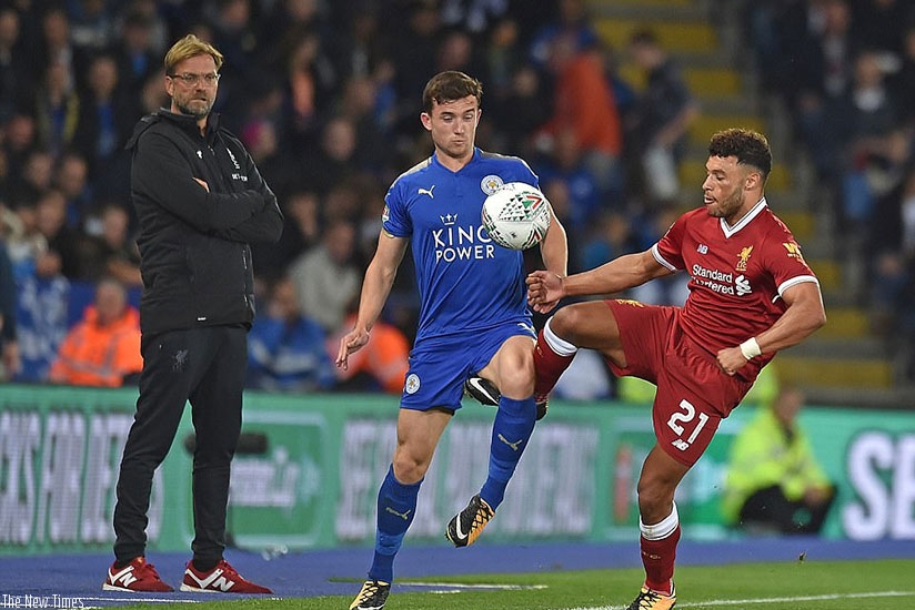 Klopp watches on the touchline as new signing Oxlade-Chamberlain looks to take the ball from Ben Chilwell. Net photo