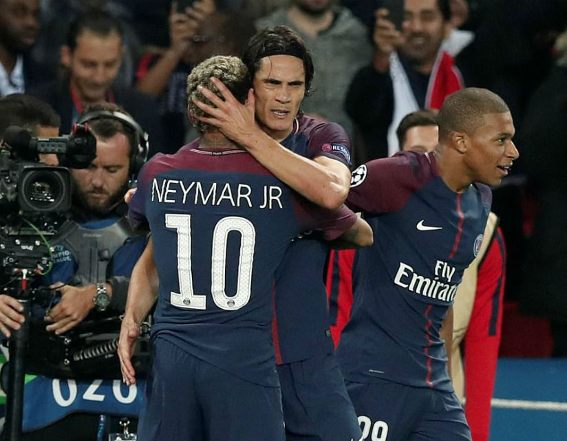 Edinson Cavani and Neymar put their dispute over penalty duties behind them during PSG's win over Bayern Munich. / Internet photo