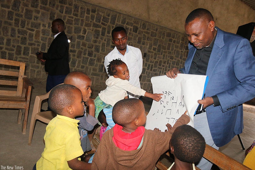 Munyakazi engages children at a reading club in Musanze. / Marie-Anne Dushimimana