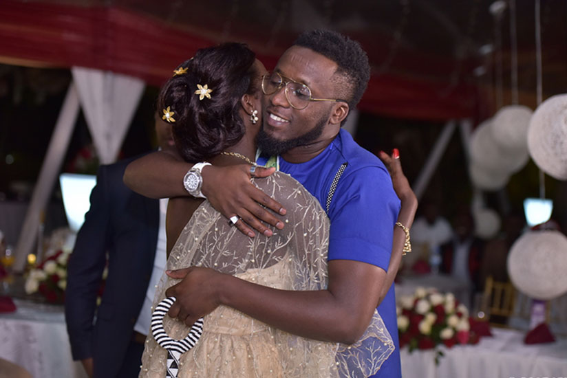 Safi embraces his wife at the giveaway ceremony. / All photos by Igihe