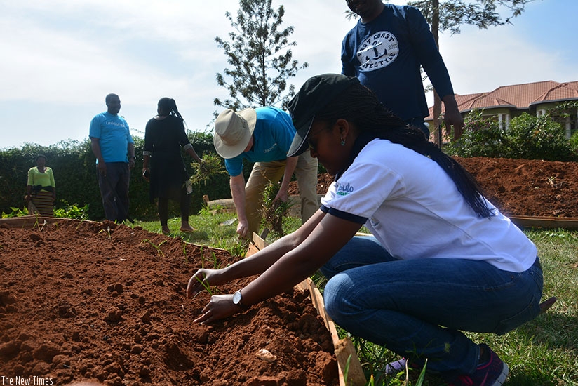 Imbuto Foundation and UNICEF Rwanda staff construct a kitchen garden at the centre during last Saturday's Umuganda. (@UNICEFRwanda)