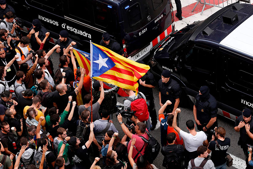 An anti-police demonstration outside the Spanish national police headquarters in Barcelona on October 2. / Internet photo