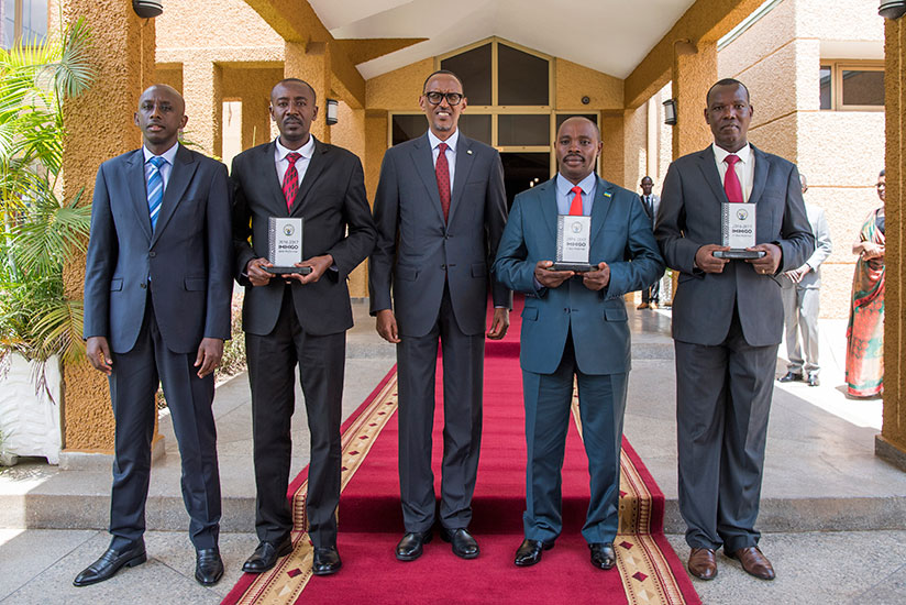 President Kagame in a photo with the mayors of top performing districts in the 2016/17 Imihigo; Radjab Mbonyumuvunyi, of Rwamagana (2nd L); Jean-Damascene Habyarimana, of Musanze (....