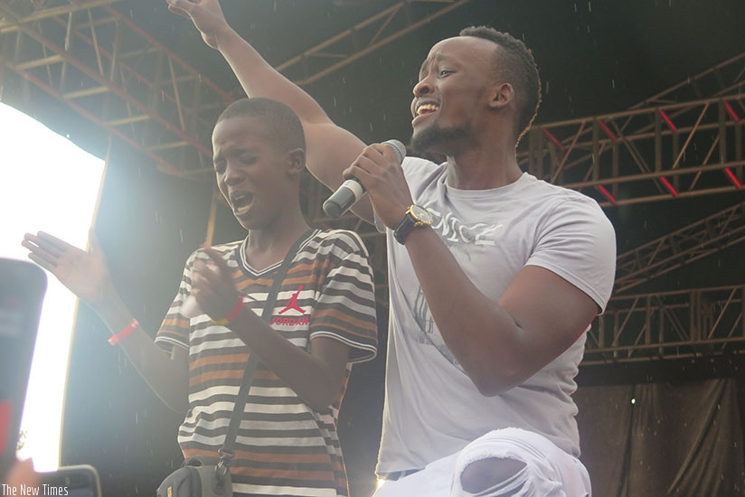Meddy also invited one of his fans on stage to sing together.