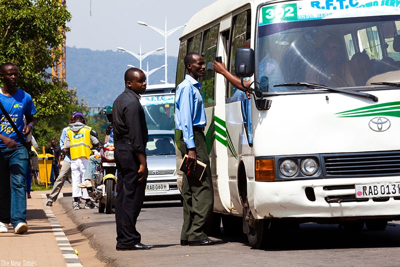 Passengers board an omnibus at Kimihurura bus station. T. Kisambira.