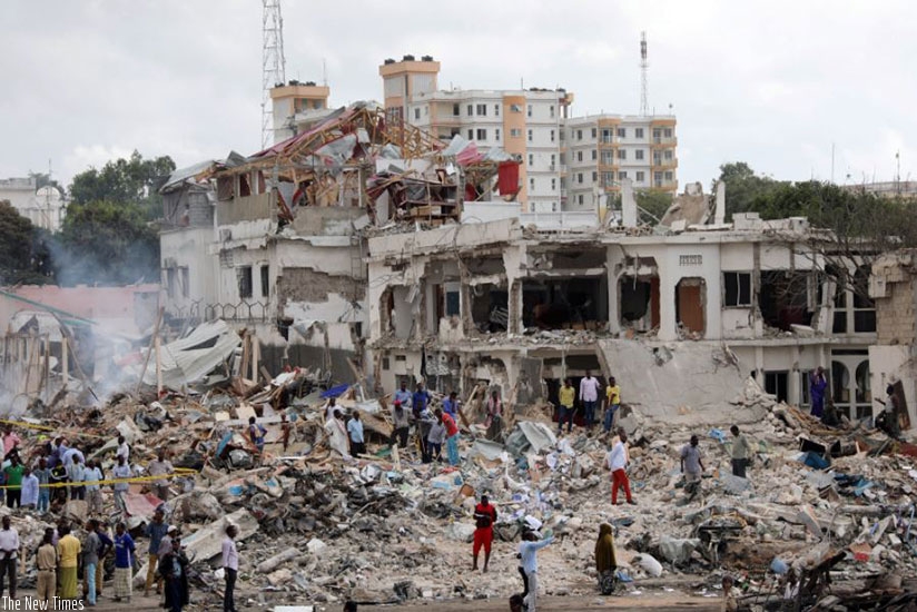 Somali government forces and civilians gather at the scene of an explosion in KM4 street in the Hodan district of Mogadishu. (Net photo)