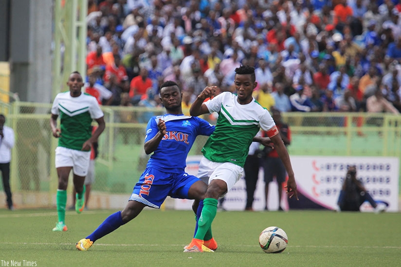 Rayon Sports winger Djabel Imanishimwe vies for the ball with SC Kiyovu skipper Fabrice Mugheni. (Sam Ngendahimana)