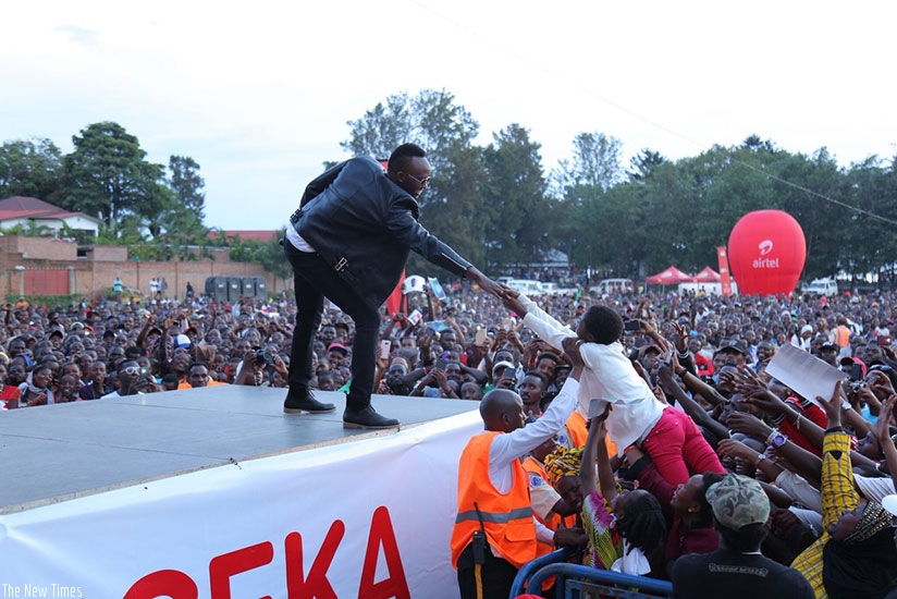 Reach out. Meddy engaged his audience as he held hands with one lucky fan at Airtel Muzika promotion tour in Rubavu on Saturday. Photos by Eddie Nsabimana.