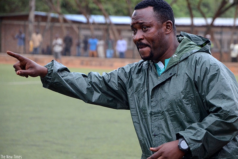 Bugesera FC head coach Ali Bizimungu gives instructions to his players during the match. S. Ngendahimana.