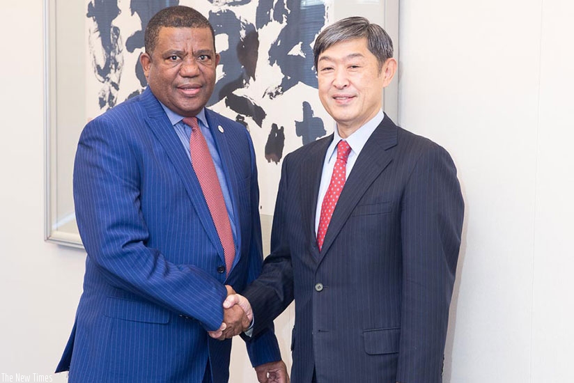 SDGs Center for Africa Director General Belay Begashw (L) and JICA President Shinichi Kitaoka at the signing ceremony. (Courtesy)