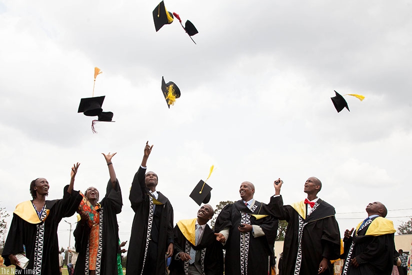 Students graduate with joy. (Net photo)