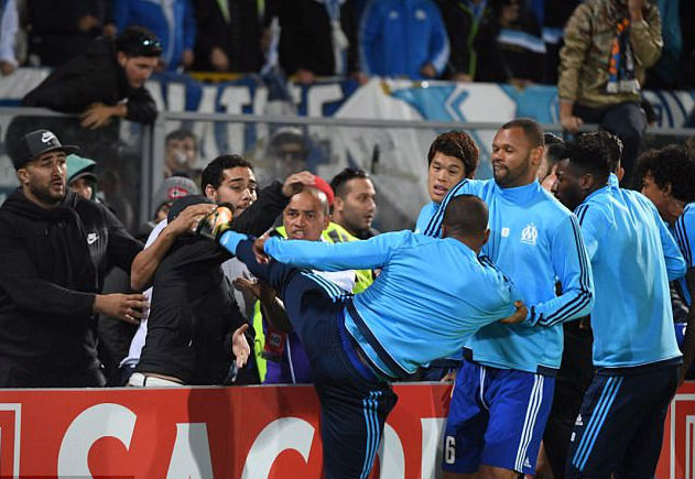 Patrice Evra kicked a Marseille fan in the head after being confronted before the game. / Internet photo