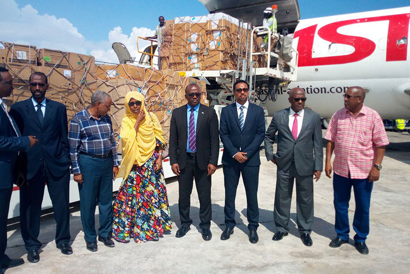 Somali officials received a 10 tonnes medicine support by Rwanda.(Courtesy)