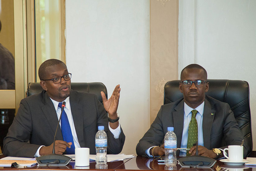 Mutangana (L) briefs the committee about drug dealing as State Minister for Legal and Constitutional Affairs Evode Uwizeyimana looks on. / Nadege Imbabazi