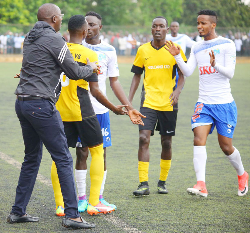 Mukura coach Haringingo calms down his player, who had gotten into confrontation with Rayon Sports midfielder Yannick Mukunzi, right, during the match. / Internet photo