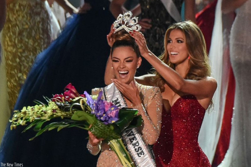 Miss South Africa 2017 Demi-Leigh Nel-Peters (L) is crowned new Miss Universe 2017 by Miss Universe 2016 Iris Mittenaere. (Net photo)