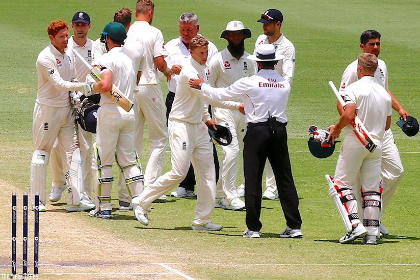 England's Jonny Bairstow shakes hands with Australia's Cameron Bancroft as the teams walk off the ground at the end of the first Ashes cricket test match. (Net photo)