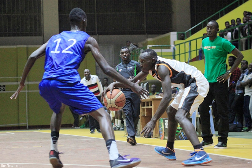 Espoir head coach Maxime Mwiseneza (R) looks on as his side play APR last season. Sam Ngendahimana.