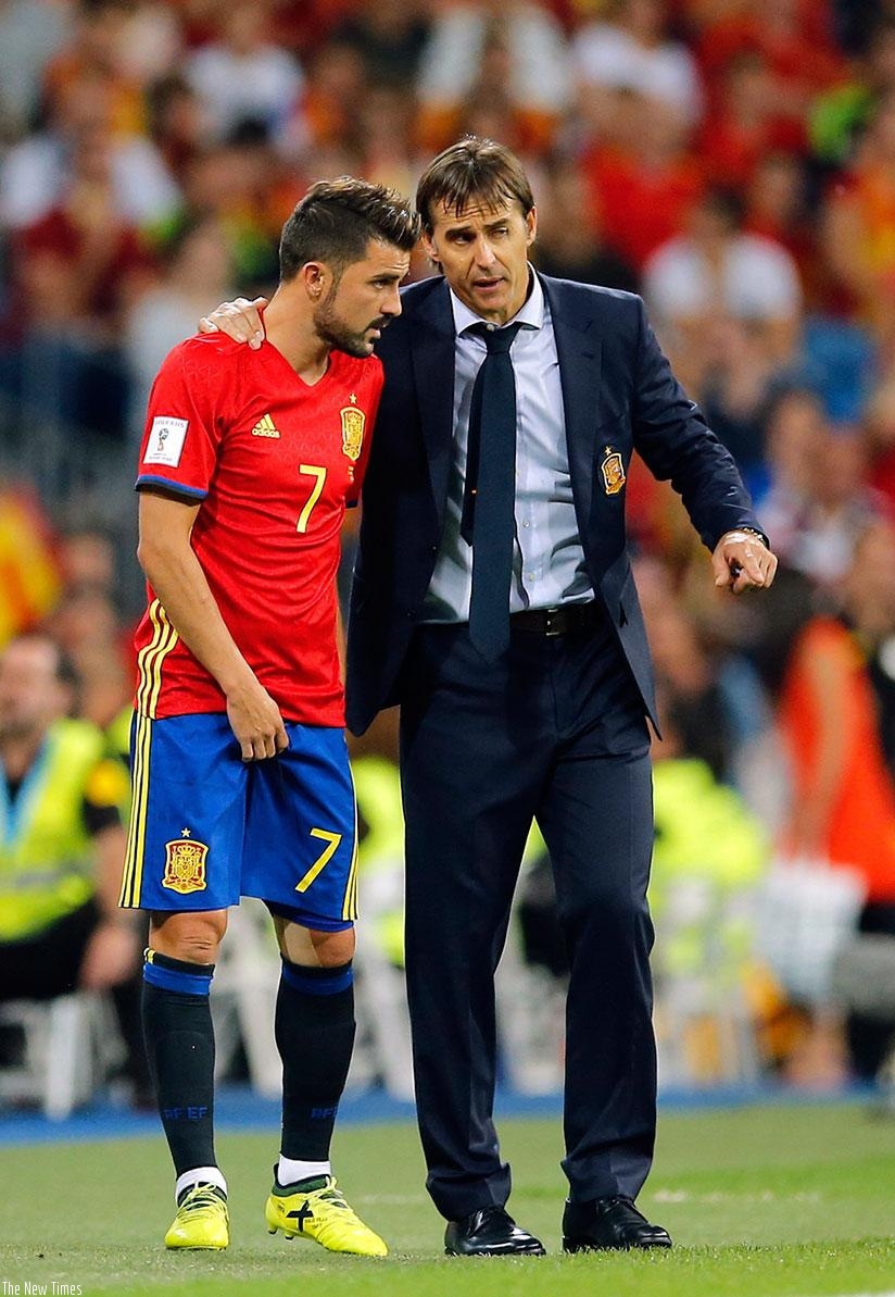 Spain coach Julen Lopetegui talks with Spain's David Villa during the World Cup Group G qualifying soccer match between Spain and Italy. (Net photo)