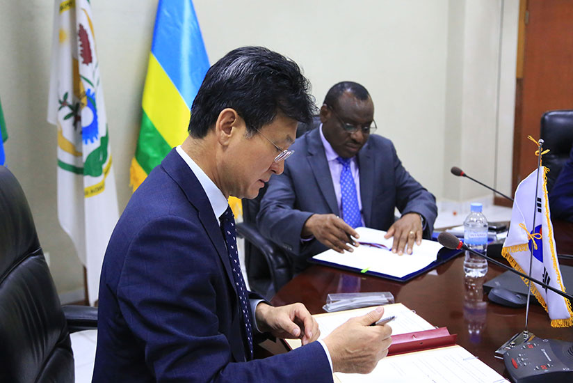 Ambassador of the Republic of Korea Kim Eung-Joong  and Minister Gatete sign the agreement in Kigali yesterday. / Sam Ngendahimana